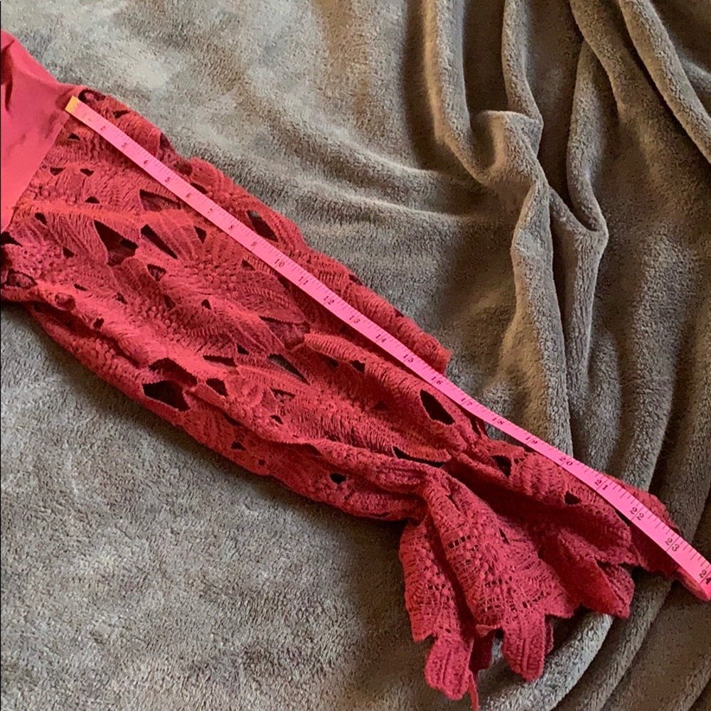 Maroon hi-low top with Lacey cutout sleeves - Picture 5 of 7
